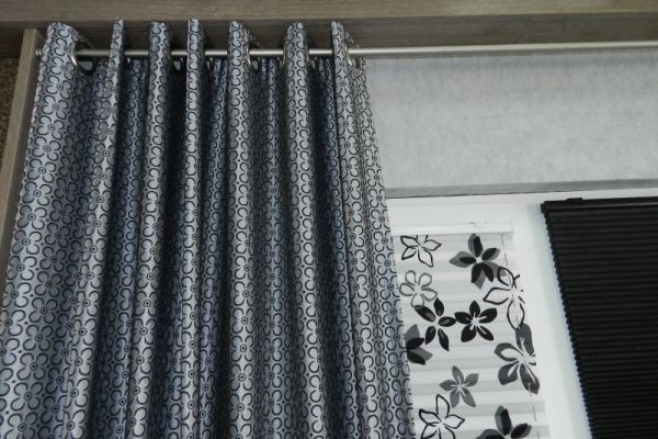LFBT006-perdea-albastru-model-floral-negru-ieftin