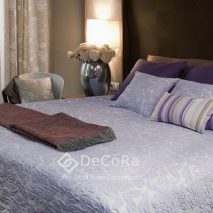 LxxD023-cuvertura-pat-alb-albastru-model-floral-perne-decorative-dungi