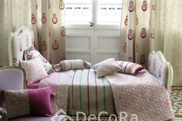 PAAT015-perdele-copii-desene-figurine-rosu-mov-sistem-roman-flori-lenjerie-pat