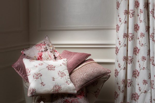 PAAT133-draperie-alb-rosu-floral-clasic