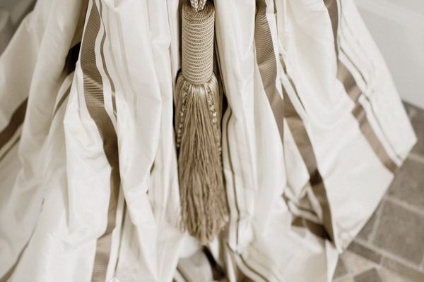 PXXT125-draperie-clasic-elegant-alb-dungi-maro