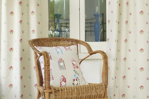 PXXT157-draperie-floral-alb-rosu-verde-clasic