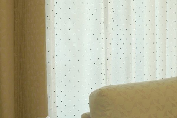 PXXT165-perdea-alb-buline-negru-draperie-bej-modern