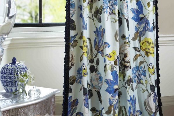 PXXT173-draperie-alb-floral-albastru-galben-verde-negru-clasic