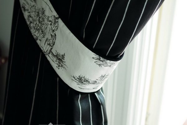 PXXT204-draperie-negru-dungi-alb-clasic