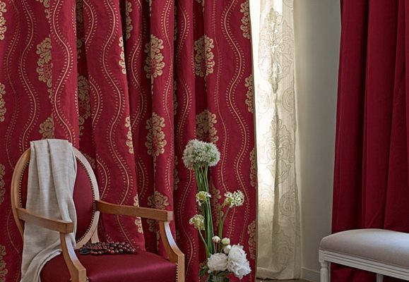 PZRT069-perdea-alb-clasic-model-abstract-draperie-rosu-auriu-floral