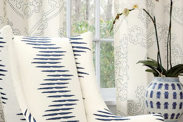 PZRT077-perdea-alb-clasic-model-abstract-albastru-fotoliu-dungi