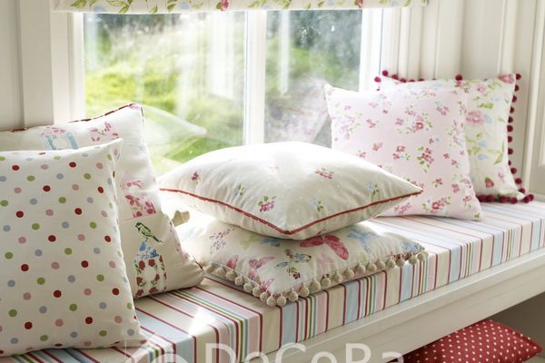 PxxA020-perne-decorative-buline-model-floral-ciucuri-alb-rosu-verde-albastru-verde