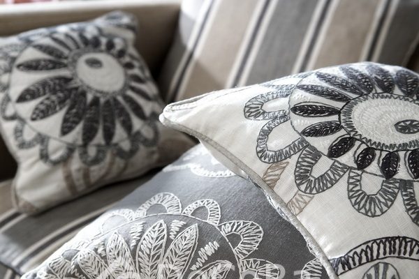 PxxA022-perne-decorative-model-abstract-alb-negru