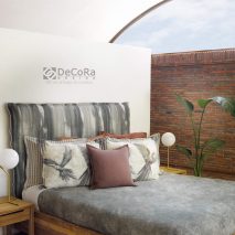 ALHAMBRA-BRAZILIA-F26-DORMITOR-TABLIE-PAT-IMPRIMEU-LINII-SERPUITE-ABSTRACTE-PICTATE-GRI-PERNE-IN-PASARI-MARI-ROZ-INCHIS-UNI