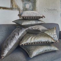 HALO CAM 2-PERNE-DECORATIVE-IMPRIMEU-MATERIAL-STRALUCITOR-GRI-CIUCURI