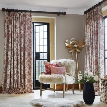 HEMINGWAY CAM 3-DRAPERII-IMPRIMEU-FLORAL-ROSU-ALB-BURGUNDY-DRAPERII-DIMOUT-BLACKOUT-PERNE-DECORATIVE-IMPRIMEU-COVOR-DECOR