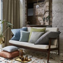 IMPRESSION MAIN-DRAPERIE-BEJ-PERNE-DECOR-MATERIAL-CULORI-DIVERSE-TAPITERIE-CANAPEA