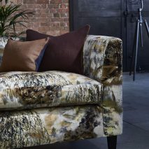 LOST HORIZON CAM 1-TAPITERIE-CANAPEA-CULORI-NUANTE-MARO-ALB-ALBASTRU-PERNE-DECOR-MARO