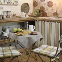 Simta Il Casale 17-SET-BUCATARIE-PERNE-DECORATIVE-SCAUNE-FATA-MASA