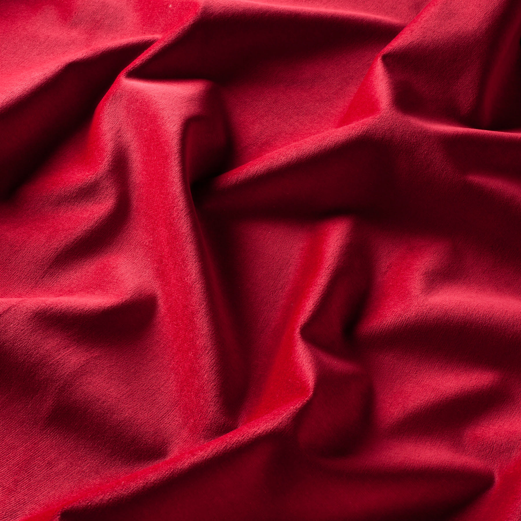 Detaliu material pentru draperie de catifea roșie mată elegantă cu efecte vizuale