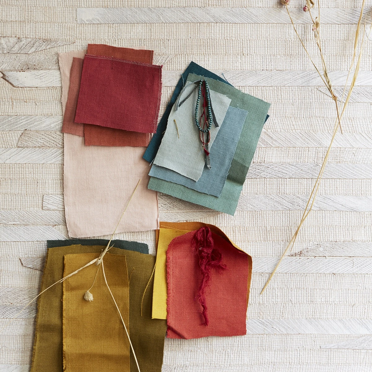 Mostre de perdele și draperii de in de lux în showroomul Decora Design din București, Piața Romană