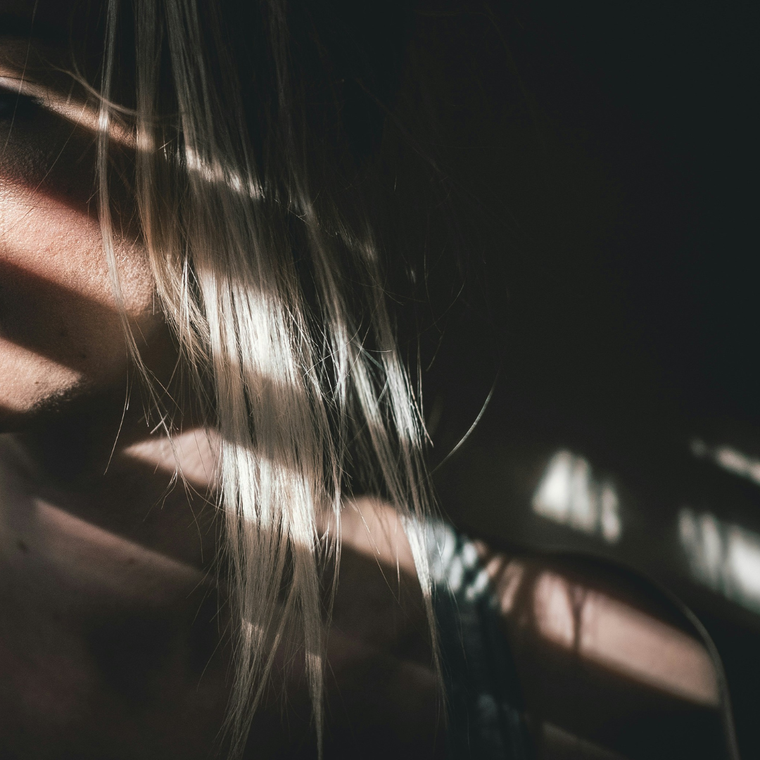 Intimitate - blocare priviri din exterior prin draperiile blackout și dimout premium