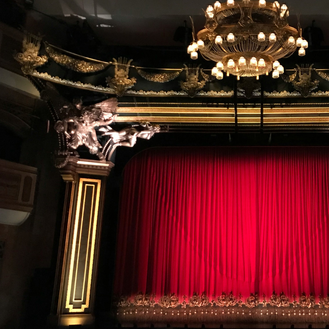 Draperie fonoabsorbantă roșie pentru teatru