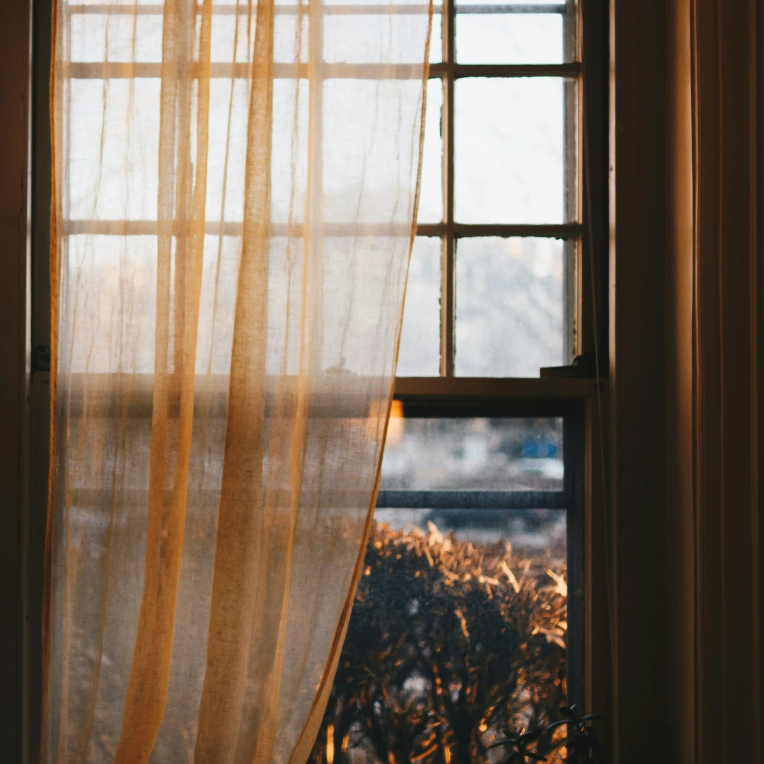 Eficiența energetică - reglare temperatură interioară și reducere costuri energie prin perdele și draperii fonoabsorbante