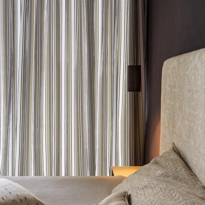 Perdele ignifugate albe cu dungi negre pentru dormitor