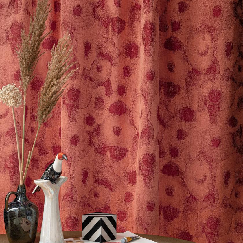 Draperii ignifugate roșii printate cu model abstract pentru living