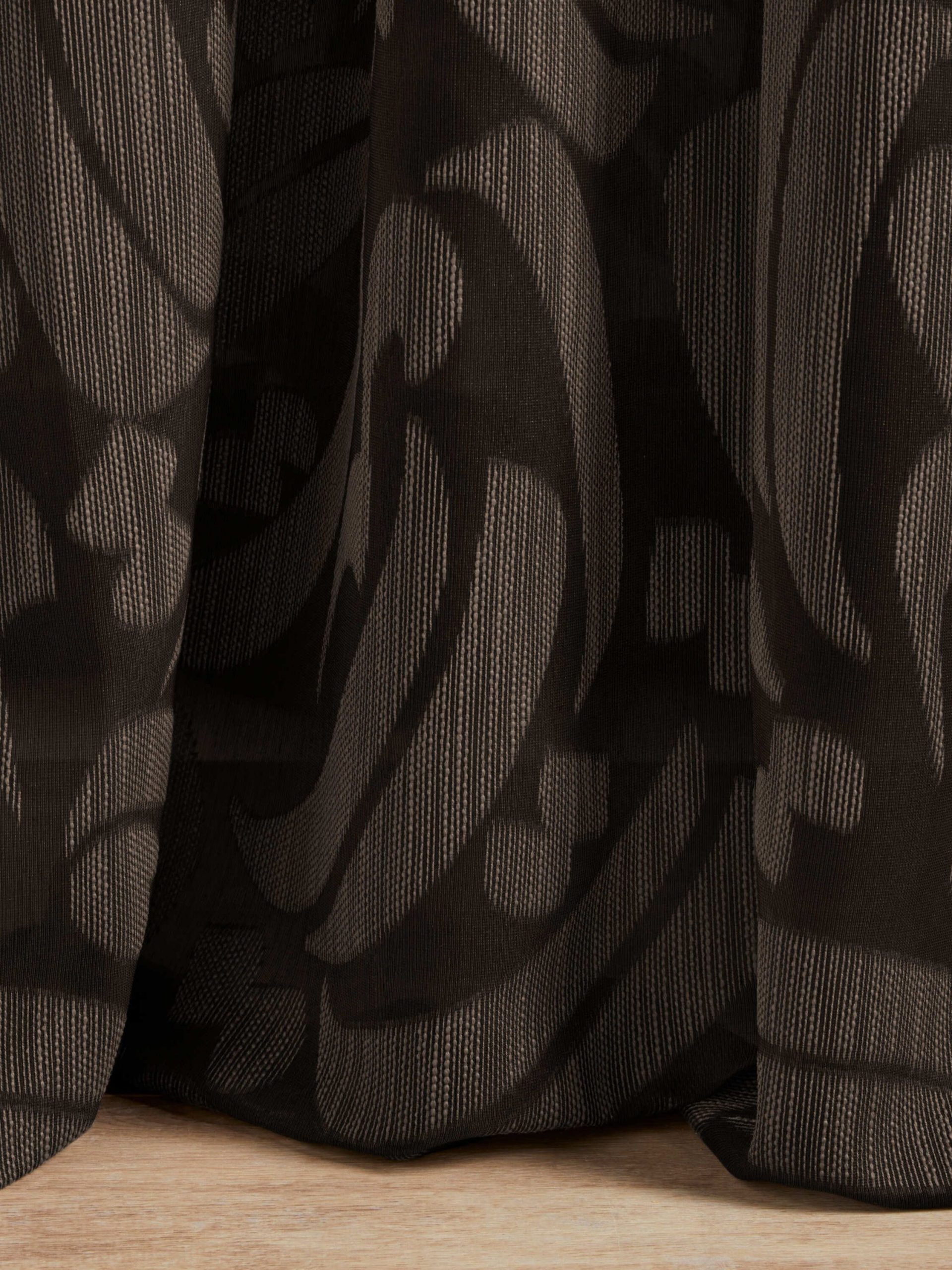 Draperii ignifugate maro închis cu model abstract