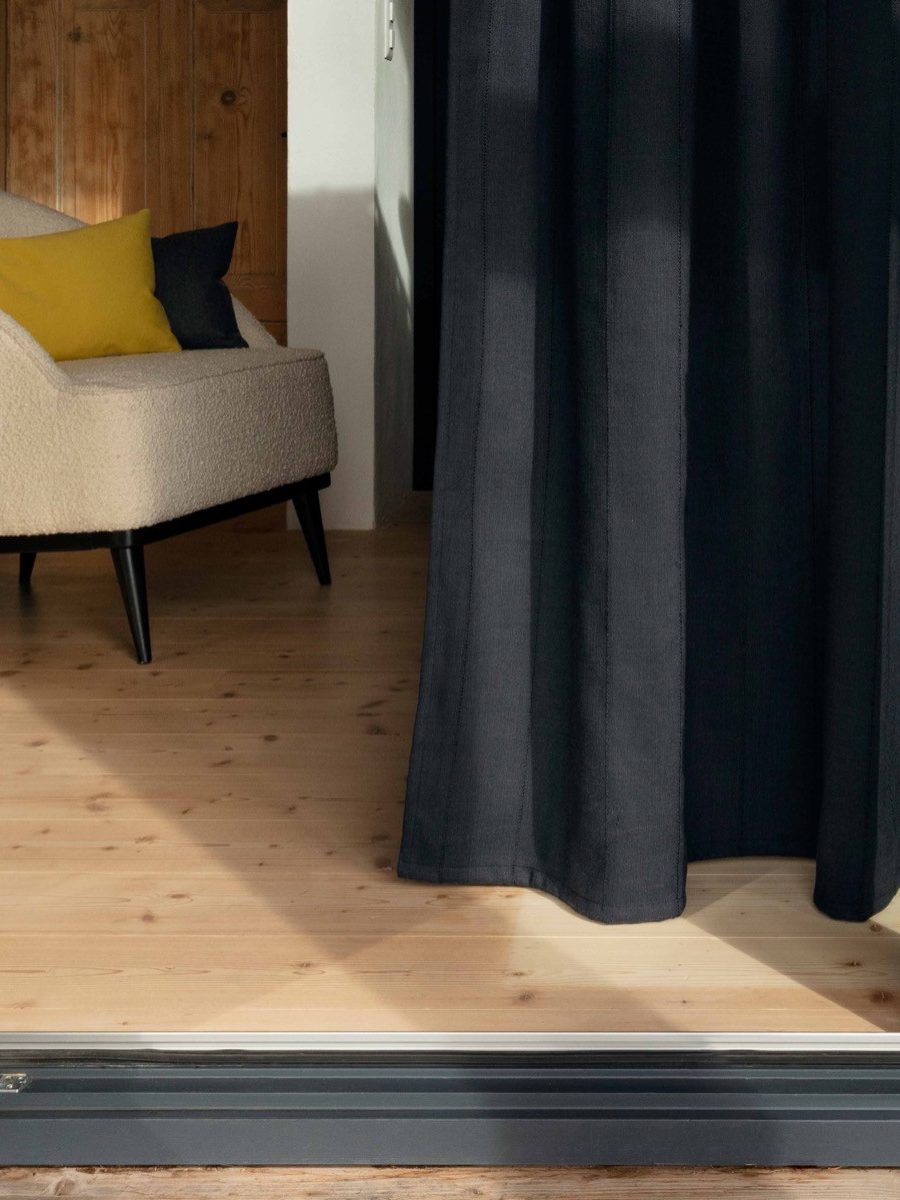 Draperii ignifugate negre uni pentru living modern