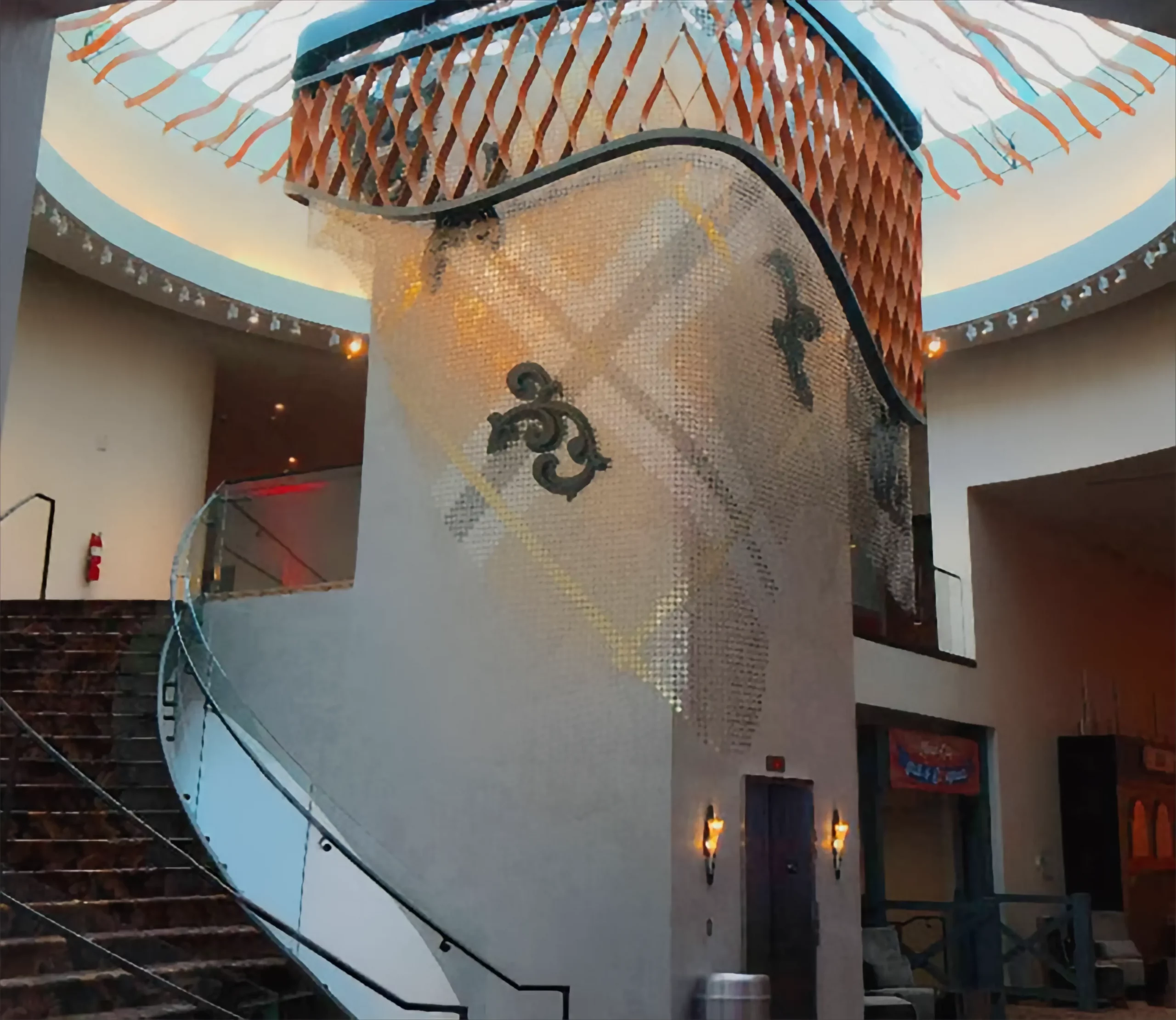 Perdele metalice aurii din inox sau aluminiu pentru hoteluri