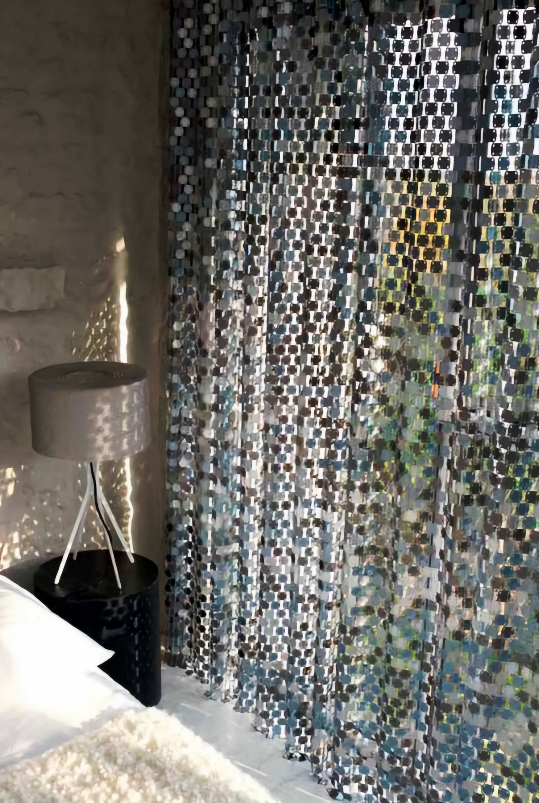 Perdele metalice în formă de plachete din inox sau aluminiu pentru dormitor