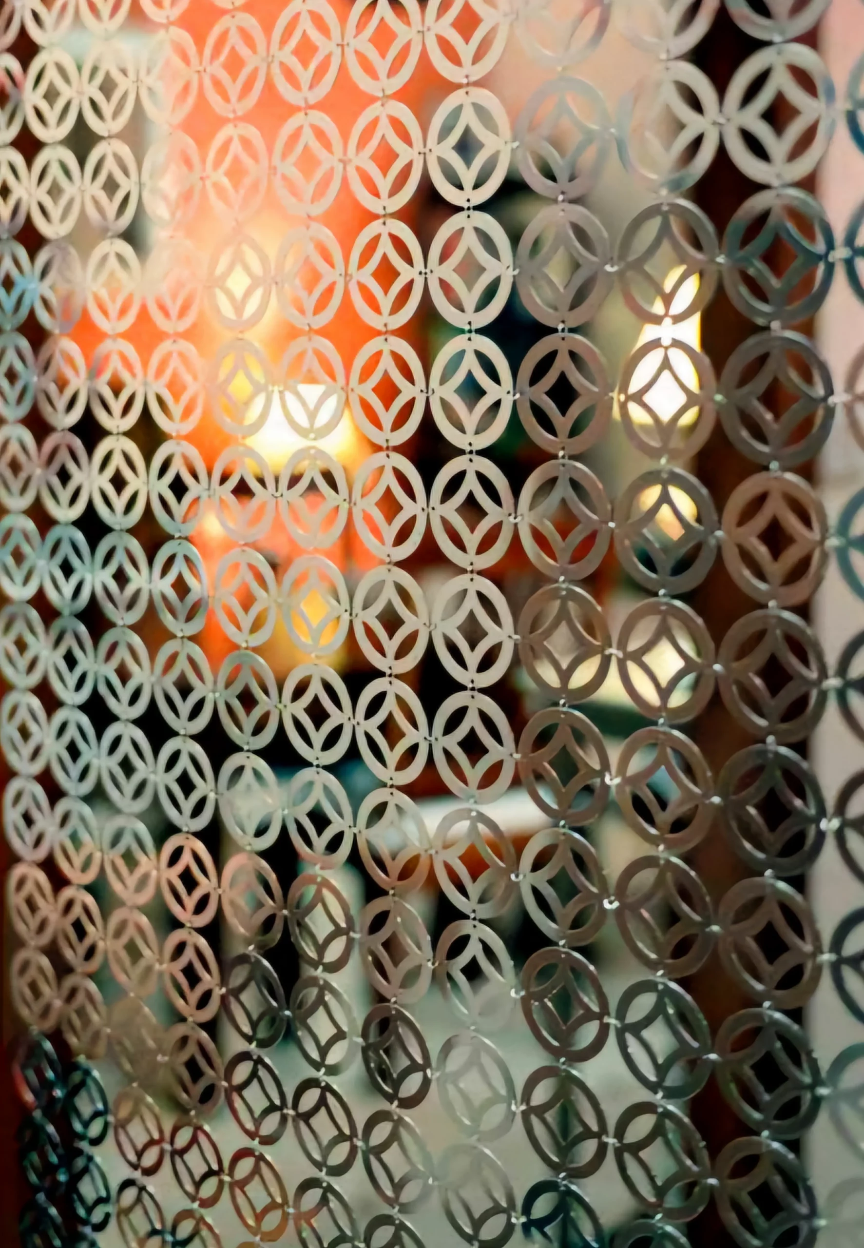 Perdele metalice aurii cu model arăbesc din inox sau aluminiu