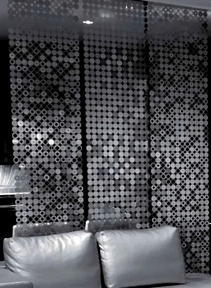 Perdele metalice în formă de plachete din inox sau aluminiu pentru living