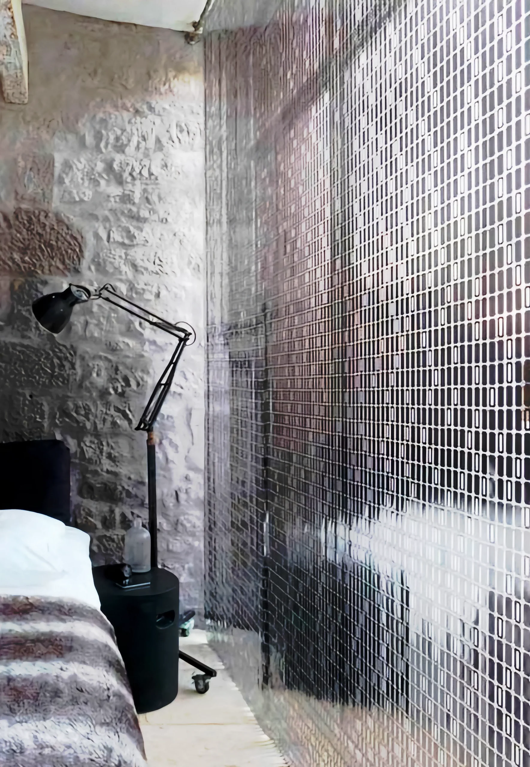 Perdele metalice în formă de plachete din inox sau aluminiu pentru dormitor