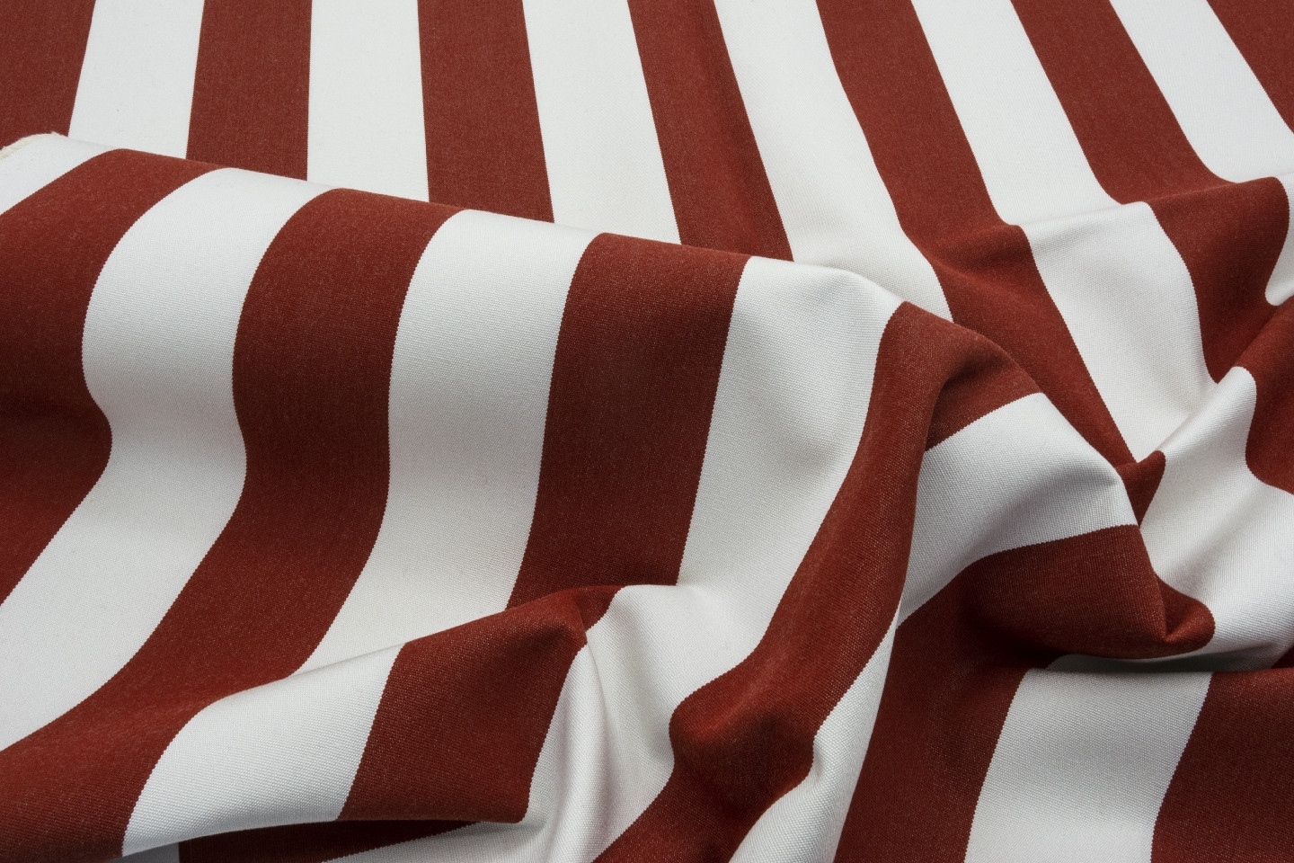 Draperii outdoor cu dungi albe și roșii