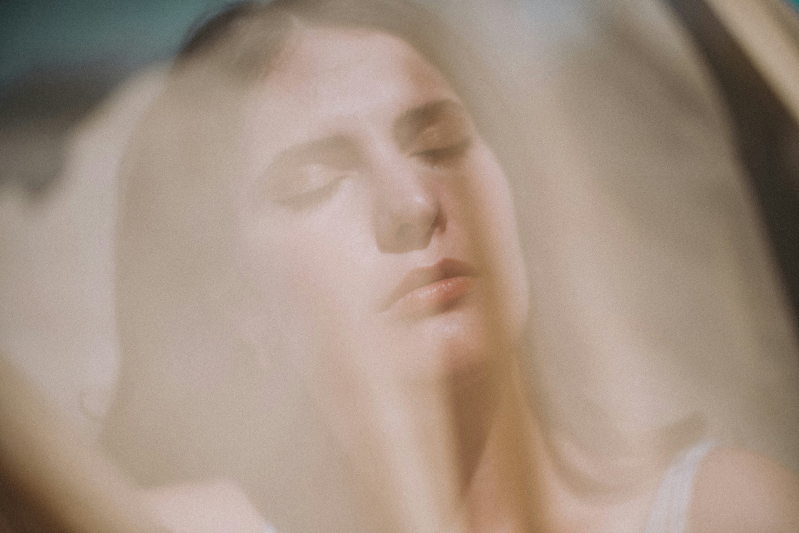 Luminozitate adaptabilă - controlul luminii în funcție de preferințe pentru draperiile și perdelele de mătase naturală