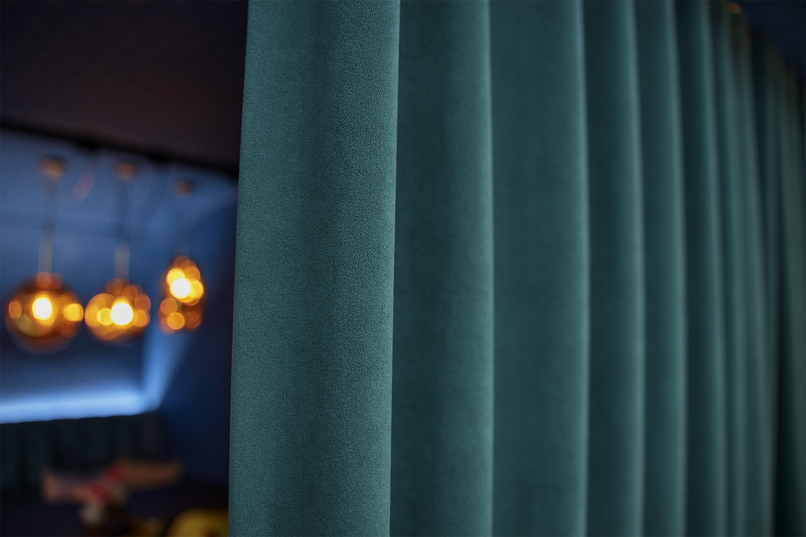 Detaliu draperie de catifea turcoaz cu funcționalități