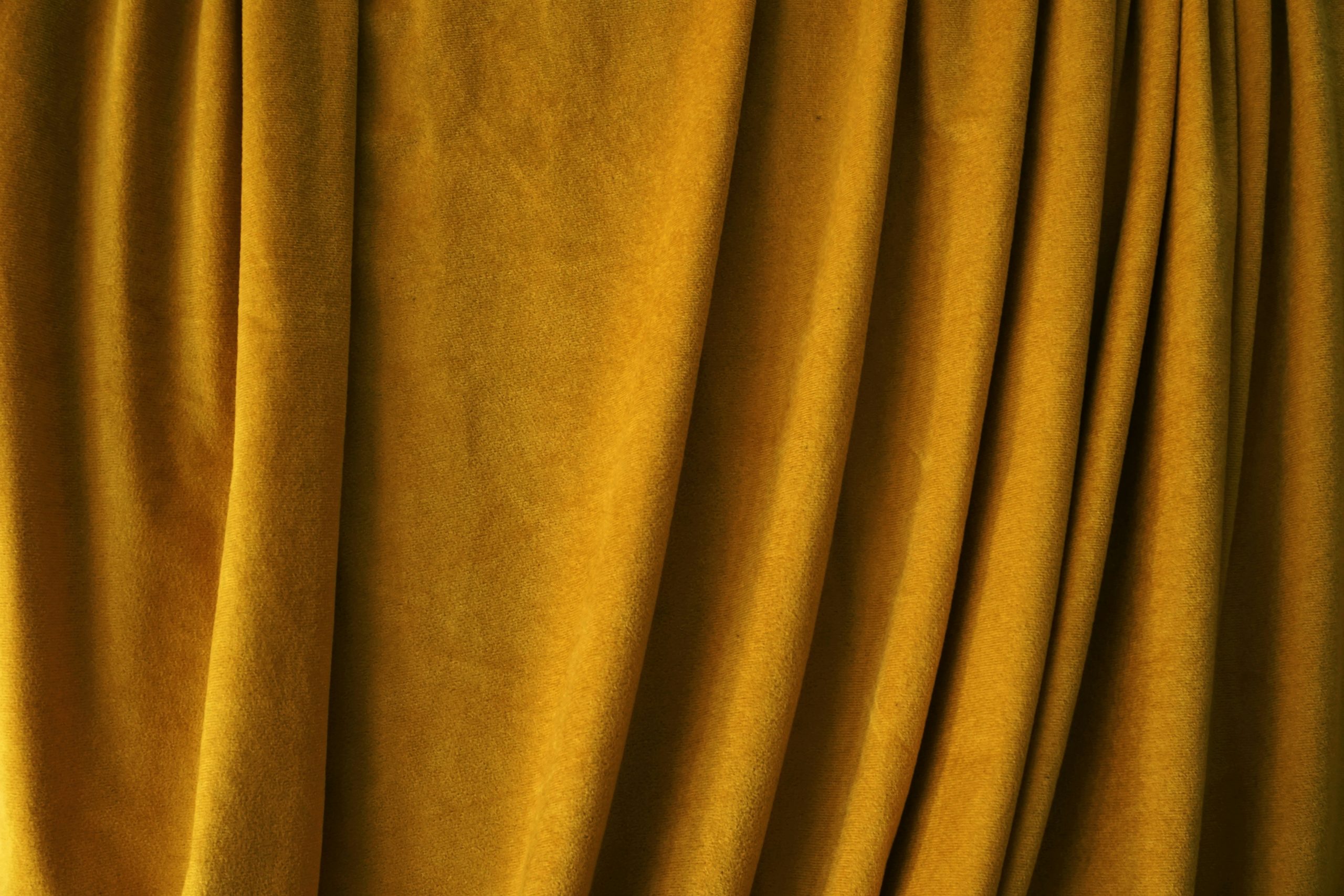 Detaliu draperie din catifea blackout galbenă