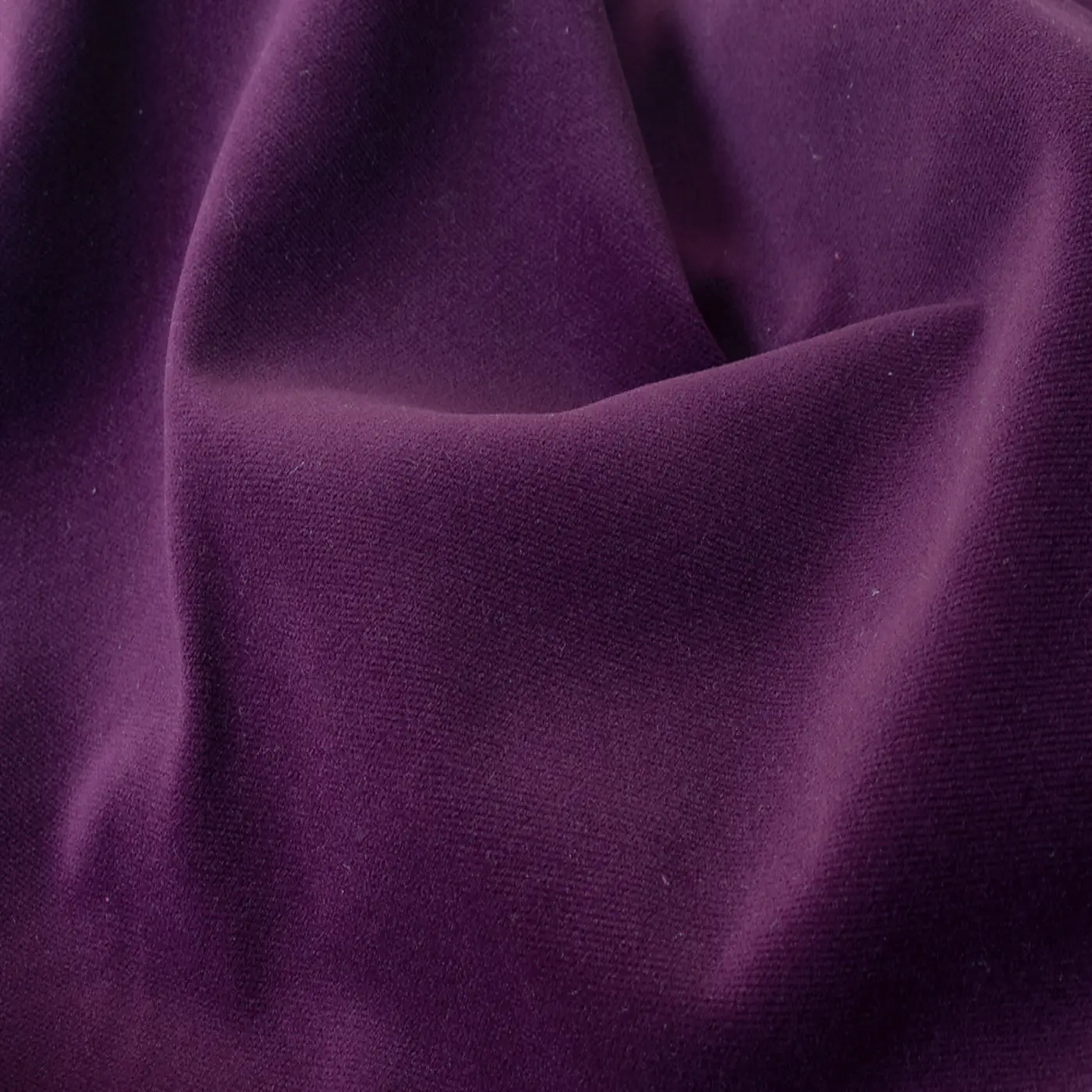 Detaliu draperie din catifea fonoabsorbantă ce reduce zgomotul