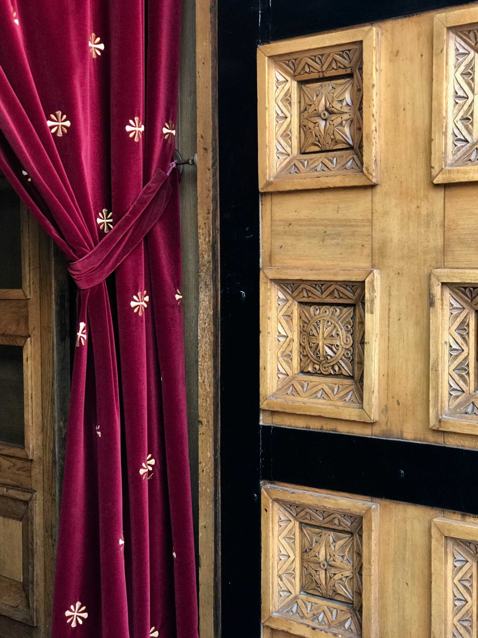 Draperie de catifea roșie cu detalii aurii într-un decor de lux