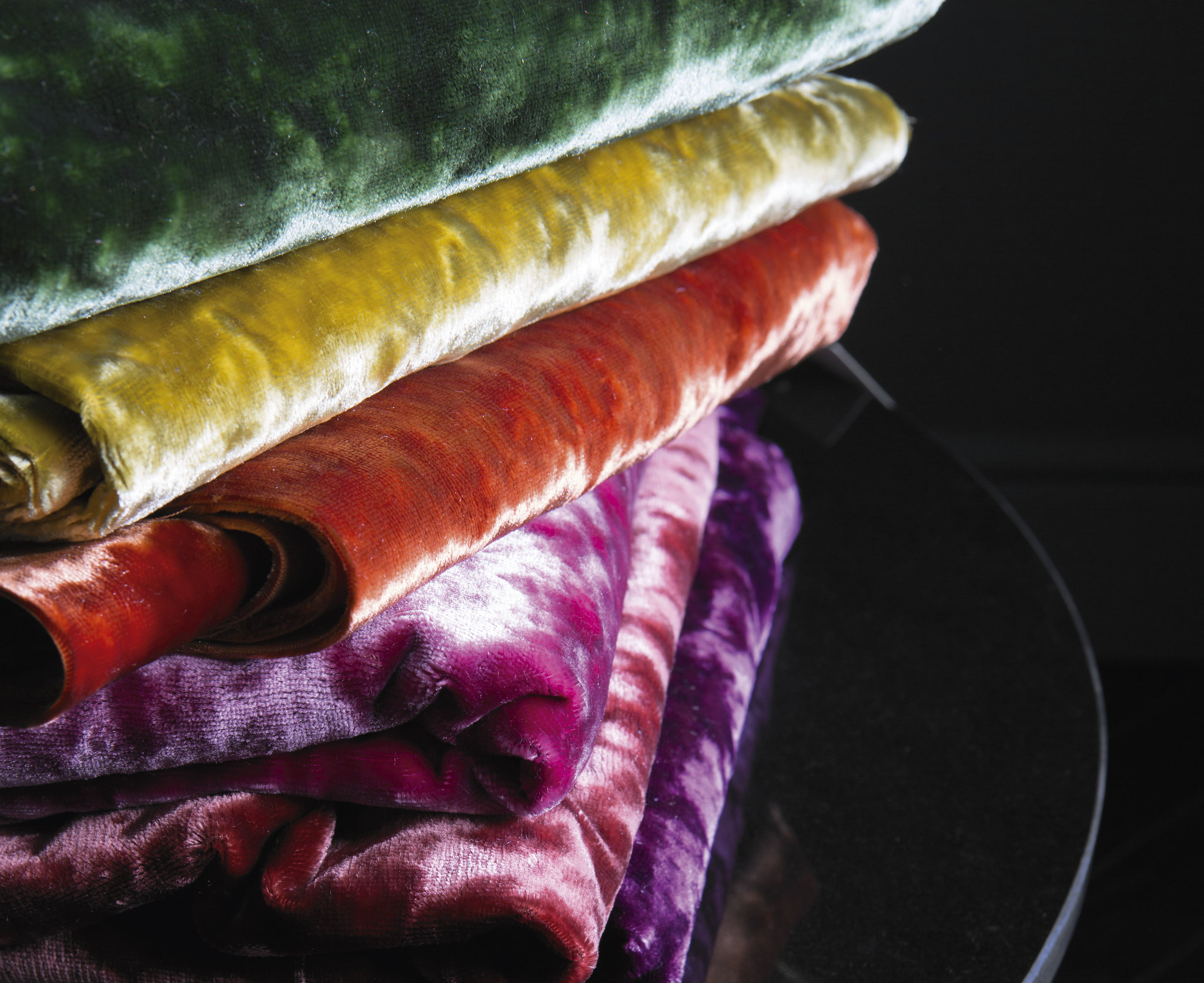 Detaliu materiale pentru draperii din catifea multicolore luxoase