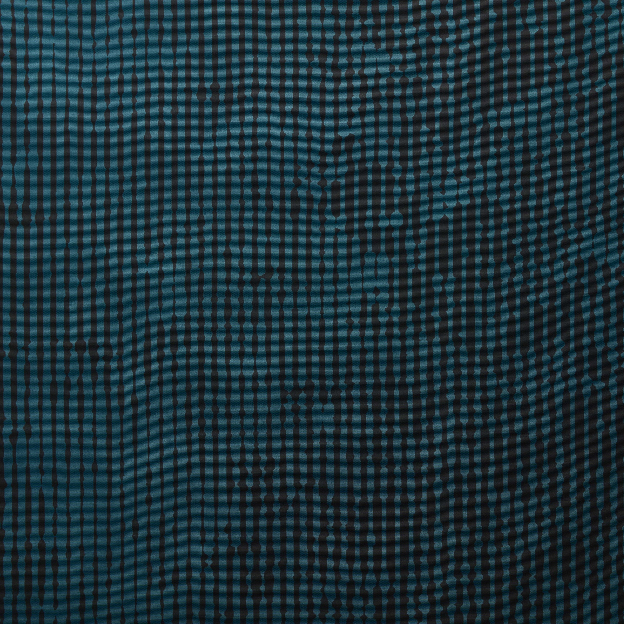 Detaliu draperii din bumbac cu poliester turcoaz cu linii negre