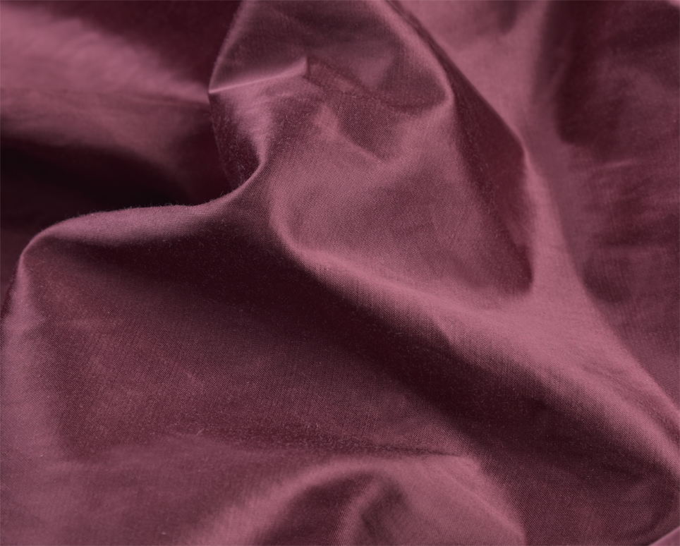 Detaliu draperii de bumbac satinat roșii uni