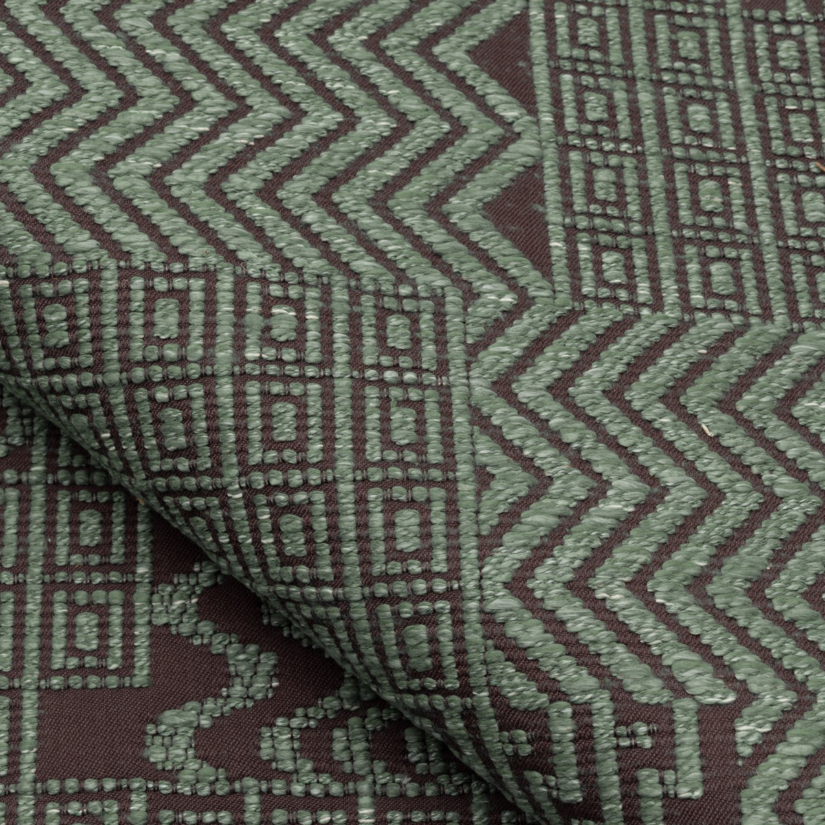 Detaliu draperii de bumbac jacquard verzi cu model tribal negru