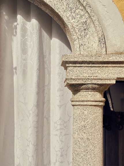 Perdea de mătase naturală albă cu model clasic – lux Perdea de mătase naturală albă texturată cu model clasic într-un decor de lux