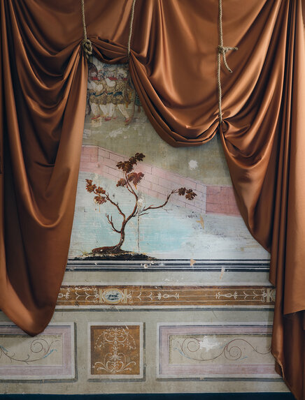 Draperie din mătase naturală arămie - lux Draperie din mătase naturală arămie într-un decor deosebit