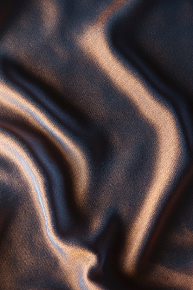 Detaliu material pentru draperie din mătase naturală duocrom - lux Detaliu material pentru draperie din mătase naturală duocrom închisă la culoare