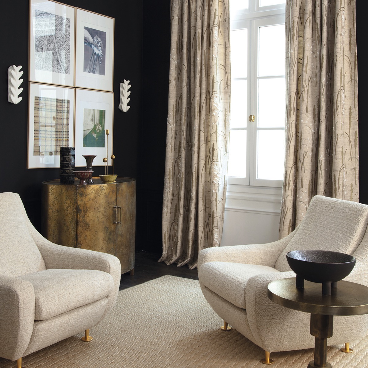 Draperie din mătase naturală taupe cu model abstract - lux
Draperie din mătase naturală taupe cu model abstract într-un living modern