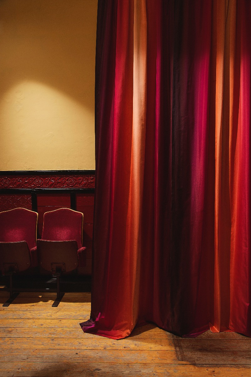 Draperie din mătase naturală uni roșie într-un teatru - lux Draperie din mătase naturală uni roșie într-un teatru de lux