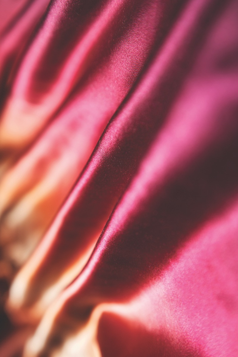 Detaliu material pentru draperie din mătase naturală ombre - lux Detaliu material pentru draperie din mătase naturală roșie ombre lucioasă