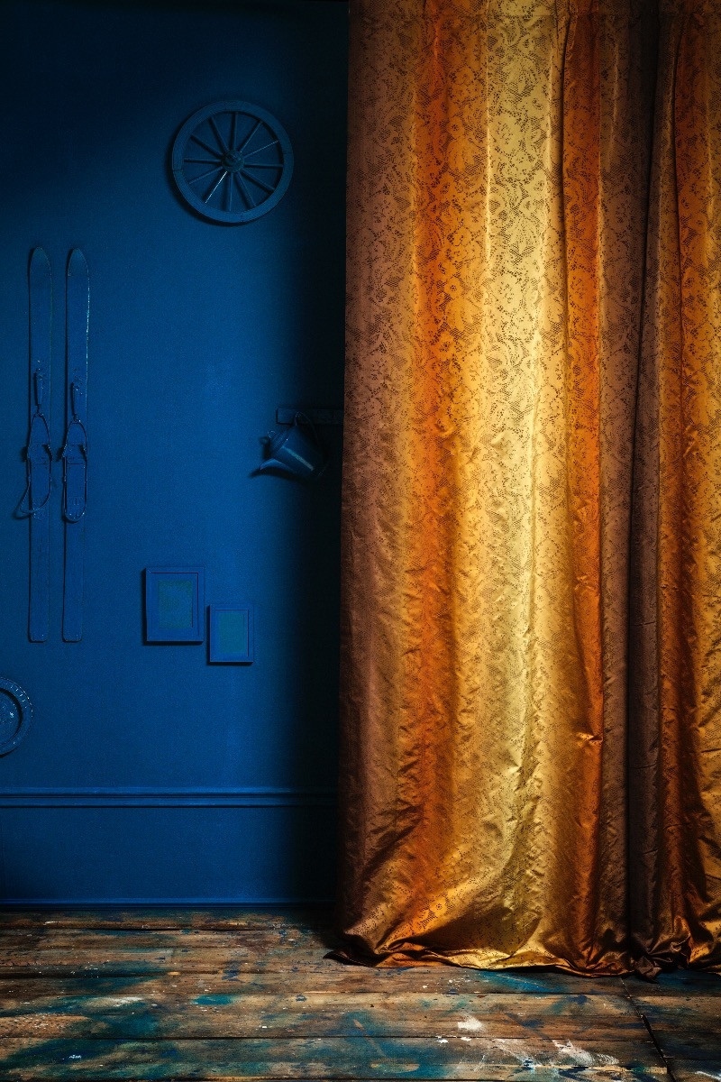 Draperie de mătase naturală aurie cu model clasic - lux Draperie de mătase naturală aurie cu model clasic într-un decor de lux